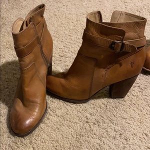 Like new Frye soft leather brown booties